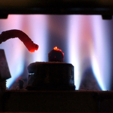 Das Bild zeigt die Zündvorrichtung einer sich in Betrieb befindlichen Gastherme. Es ist ein Symbolbild zur Verbraucherberatung, die in vielen Fällen der Energiekosten um Rat gefragt wird.