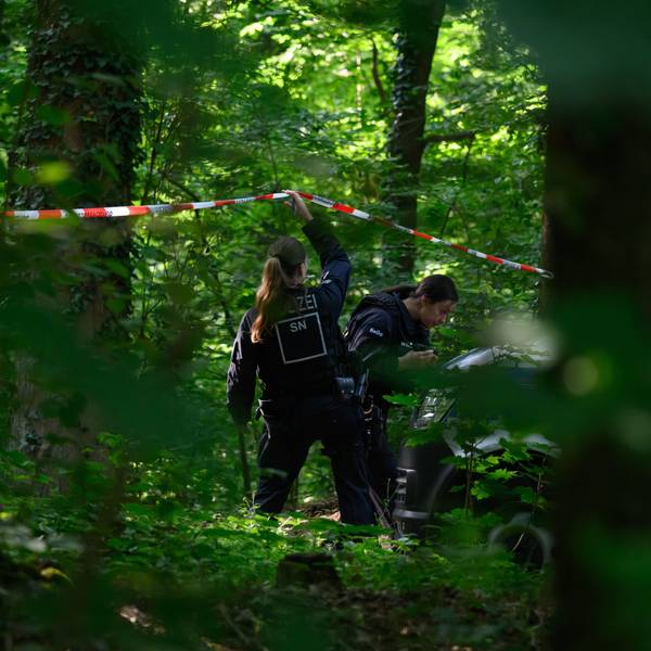 Eine Polizistin hebt ein Absperrband in einem Waldstück im sächsischen Döbeln nach oben. Dort hatte die Polizei bei der Suche nach der vermissten Valeriia eine Leiche entdeckt. Ob es sich dabei um das neunjährige Mädchen handelt, ist unklar.