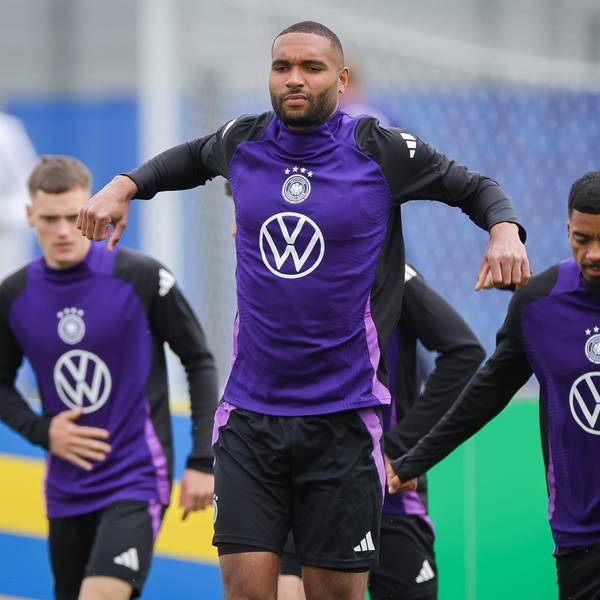 11.06.2024, Bayern, Herzogenaurach: Fußball: EM, Nationalmannschaft, Training. Deutschlands Jonathan Tah beim Aufwärmen mit Florian Wirtz (l-r), Benjamin Henrichs, Maximilian Beier und Jamal Musiala. Foto: Christian Charisius/dpa +++ dpa-Bildfunk +++