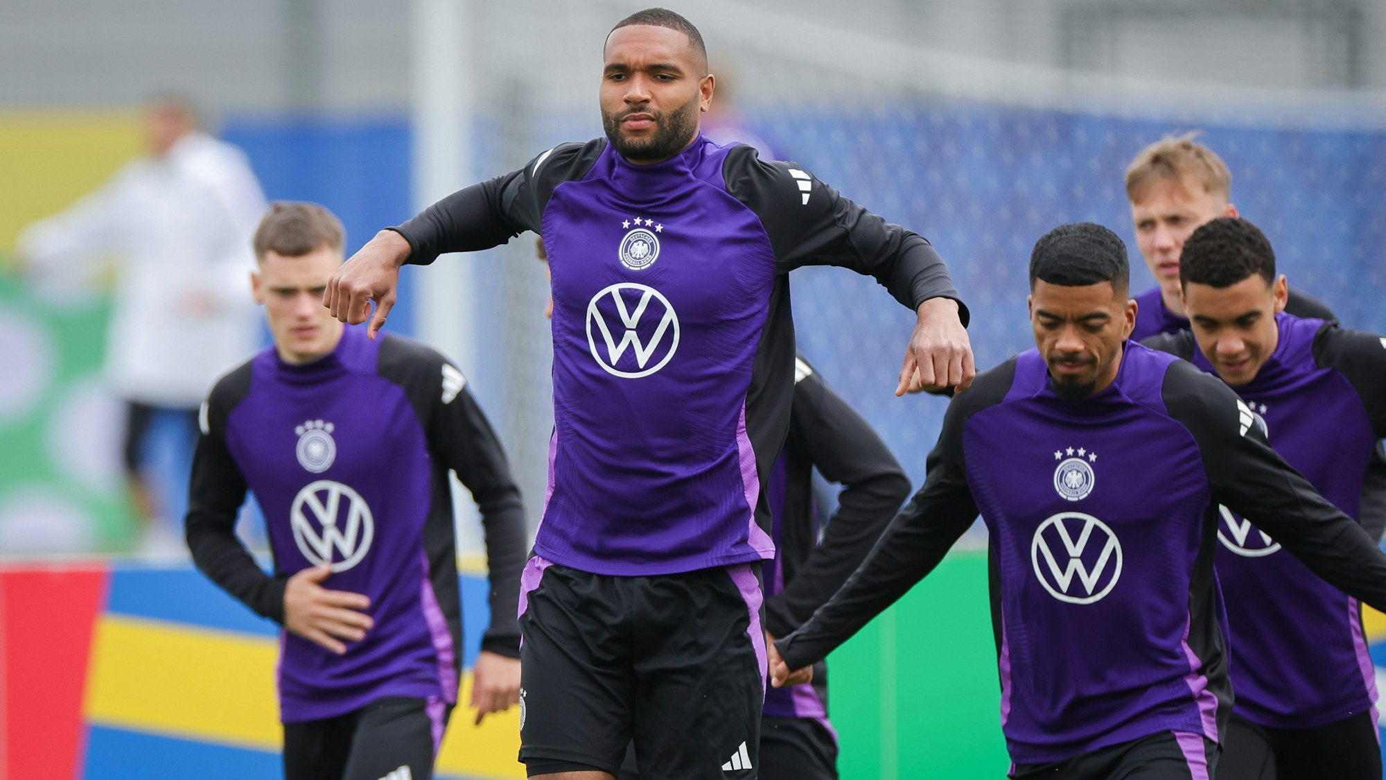 11.06.2024, Bayern, Herzogenaurach: Fußball: EM, Nationalmannschaft, Training. Deutschlands Jonathan Tah beim Aufwärmen mit Florian Wirtz (l-r), Benjamin Henrichs, Maximilian Beier und Jamal Musiala. Foto: Christian Charisius/dpa +++ dpa-Bildfunk +++