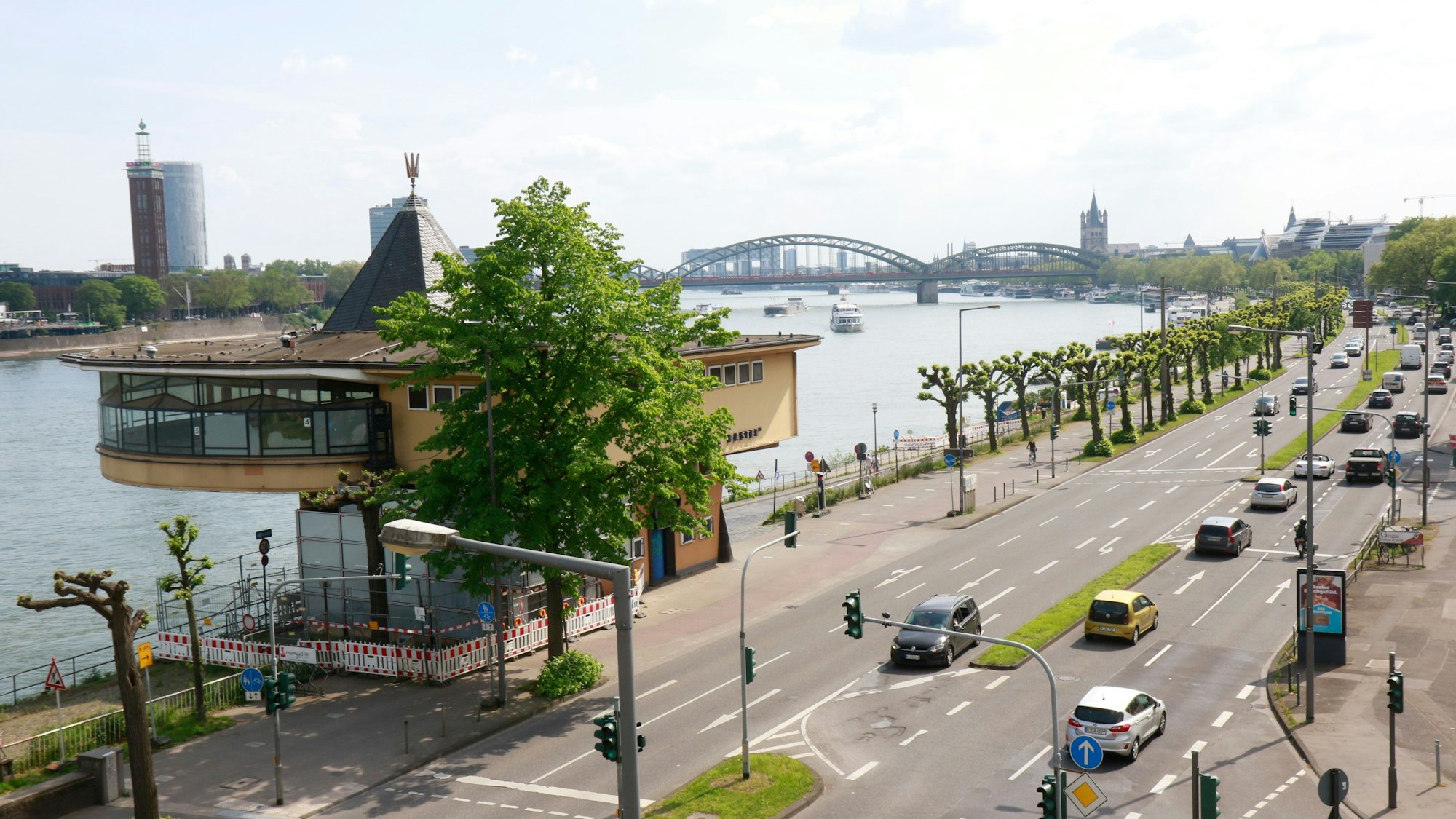 Auf der Rheinuferstraße, offiziell Konrad-Adenauer-Ufer, wird eine Public-Viewing-Fläche eingerichtet.