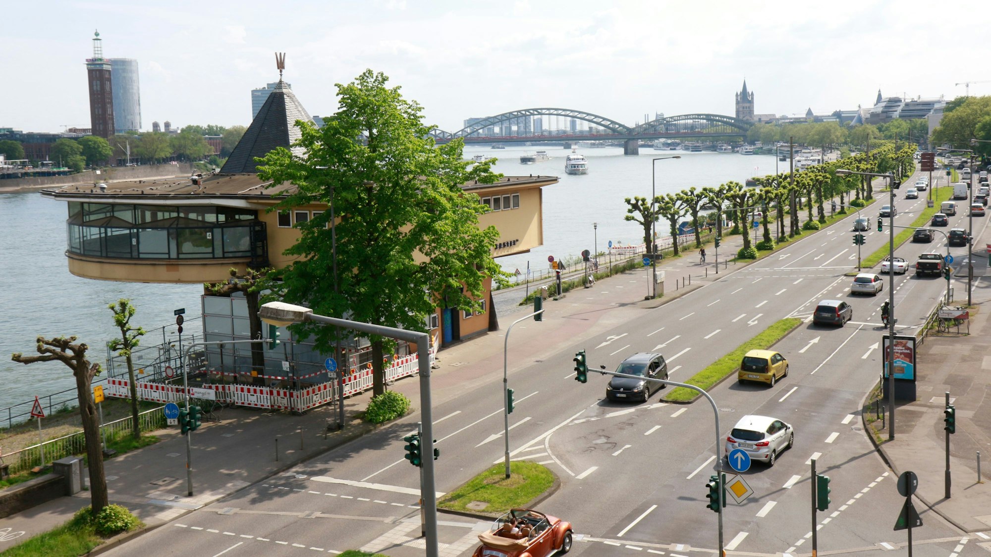 Am Konrad-Adenauer-Ufer, auch Rheinuferstraße genannt, steht eine Generalinstandsetzung an.