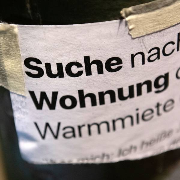 „Suche Wohnung“ steht auf dem Zettel an einer Laterne unweit des Gleimtunnels.