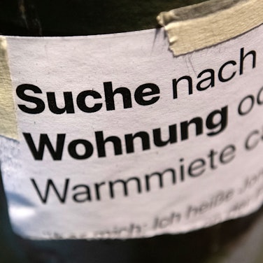 „Suche Wohnung“ steht auf dem Zettel an einer Laterne unweit des Gleimtunnels.