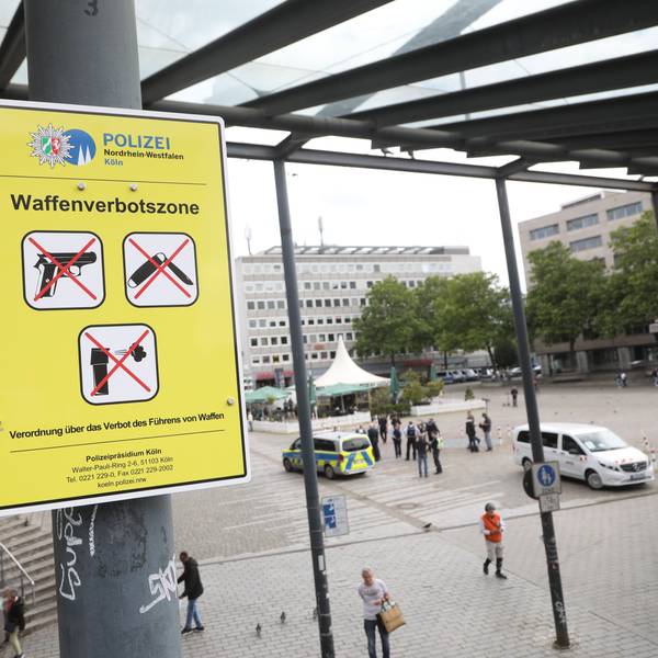 Schilder weisen auf die neue Waffenverbotszone im Rechtrheinischen hin.