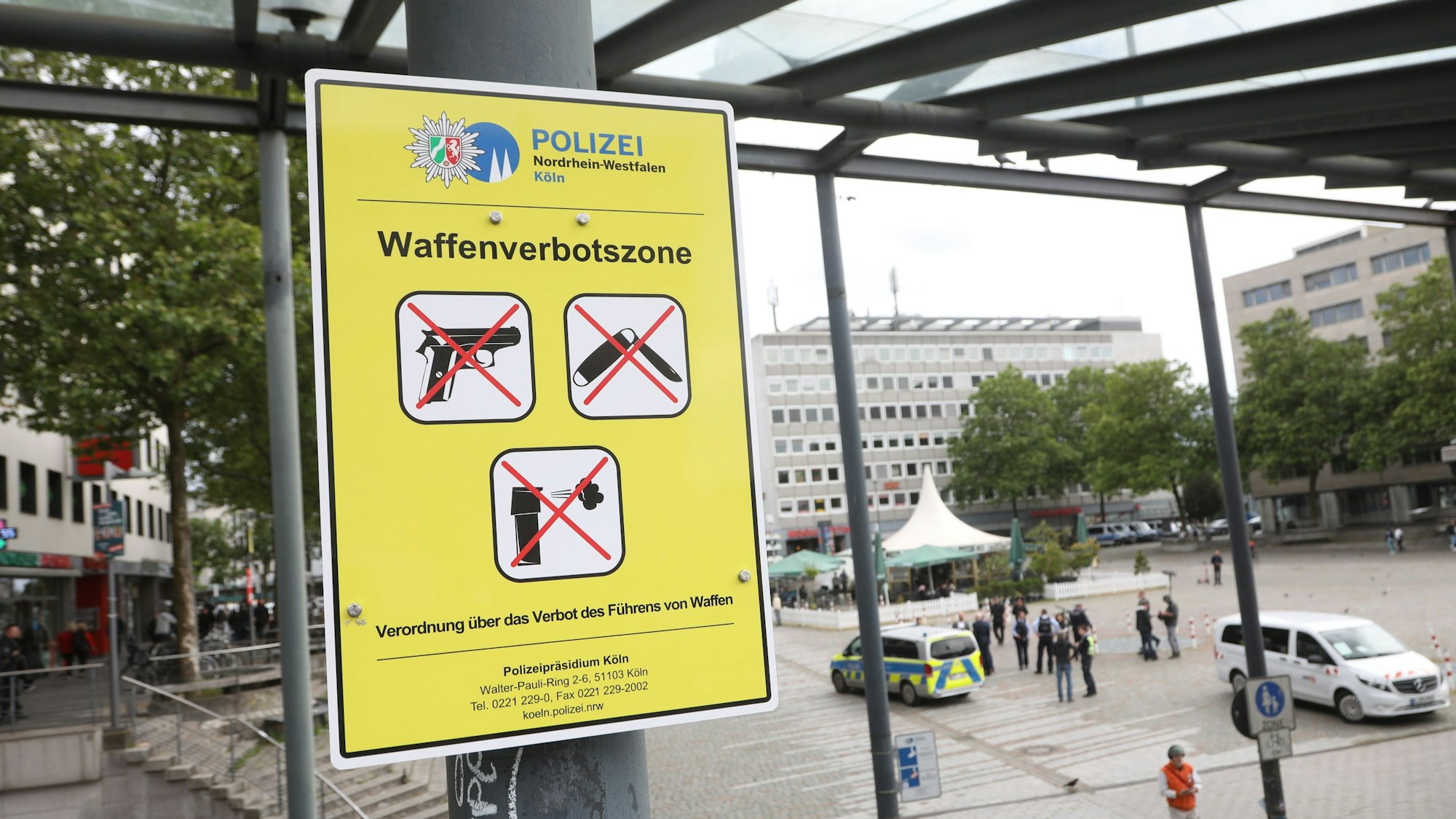 Schilder weisen auf die neue Waffenverbotszone im Rechtrheinischen hin.