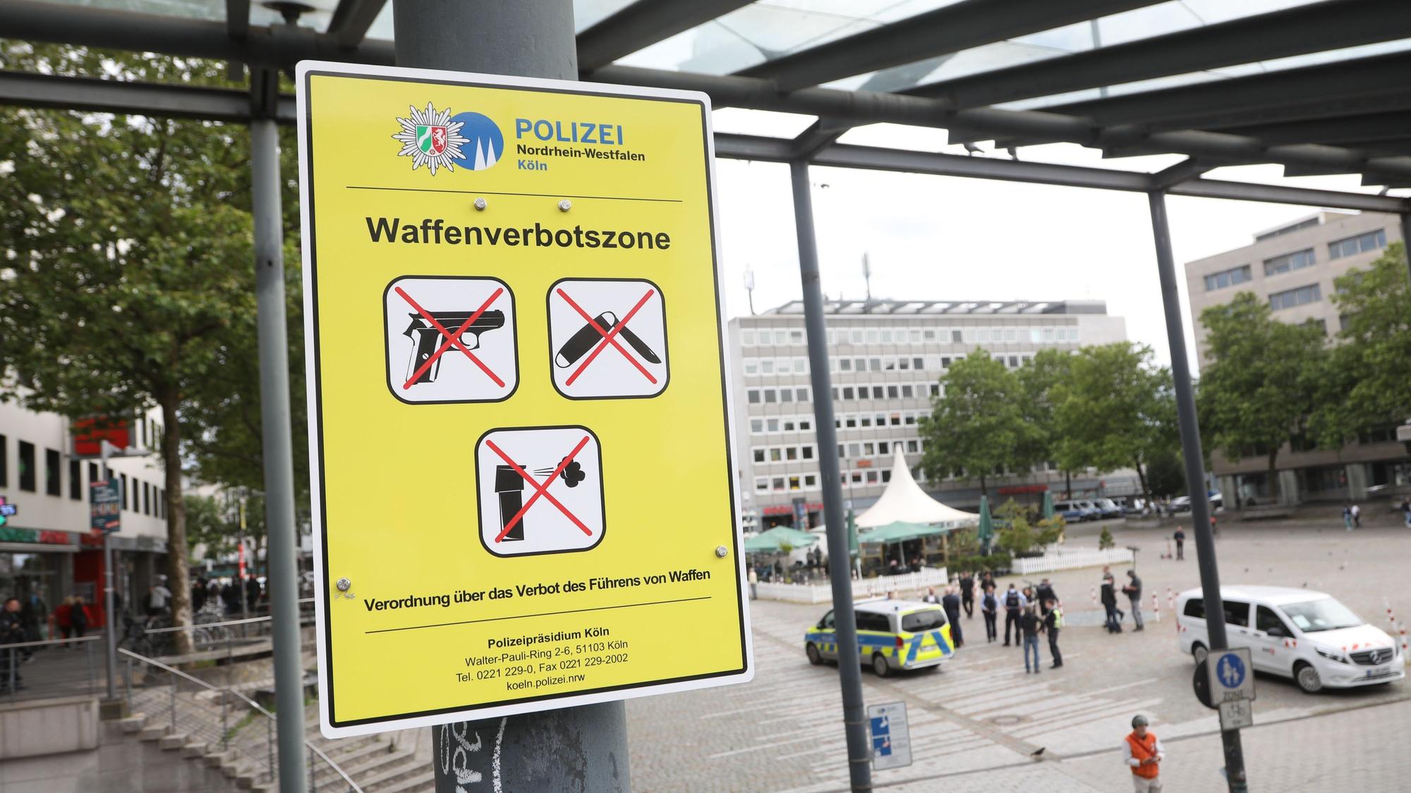 Eine Polizeikontrolle auf dem Wiener Platz.