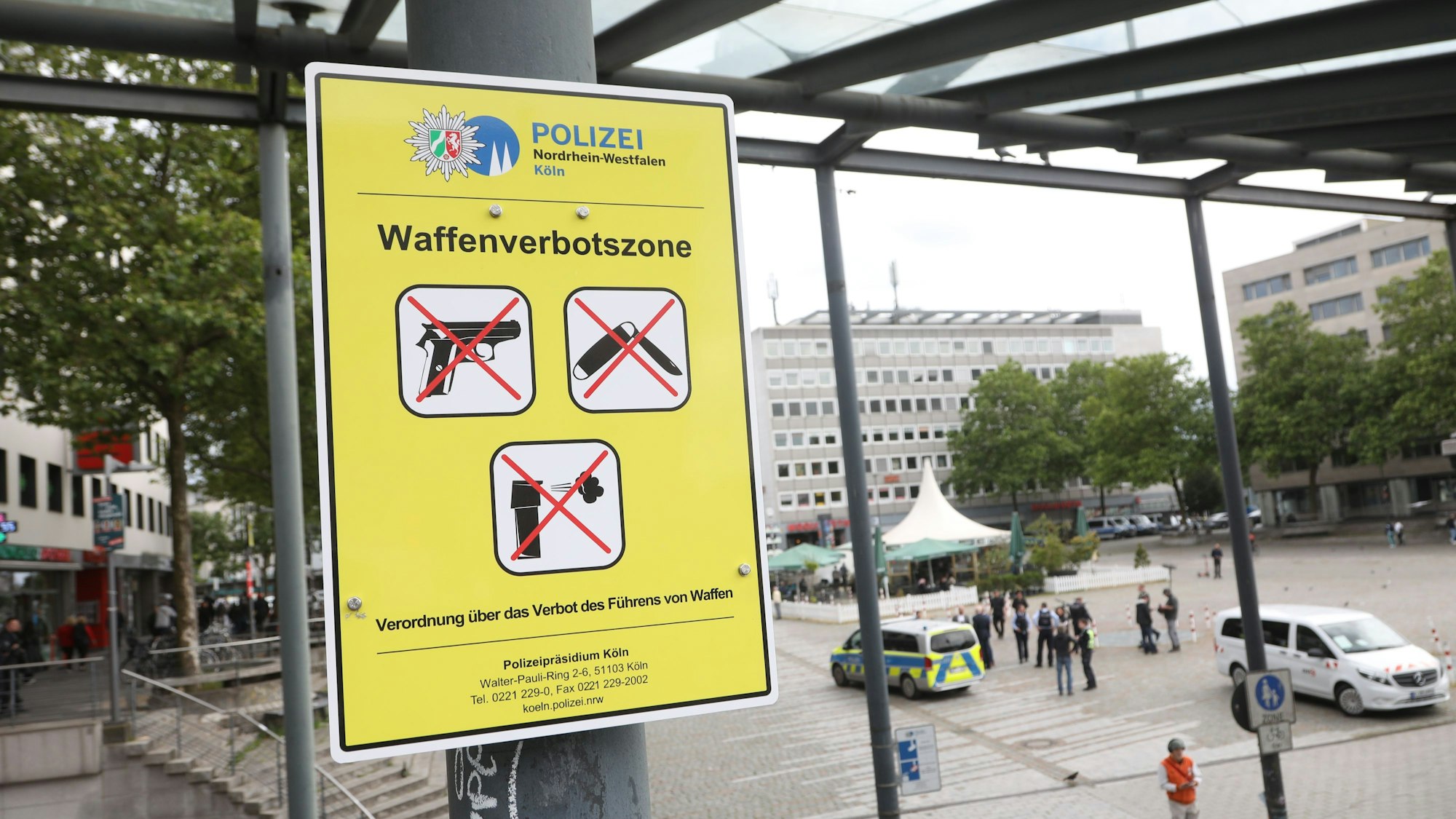 Eine Polizeikontrolle auf dem Wiener Platz.