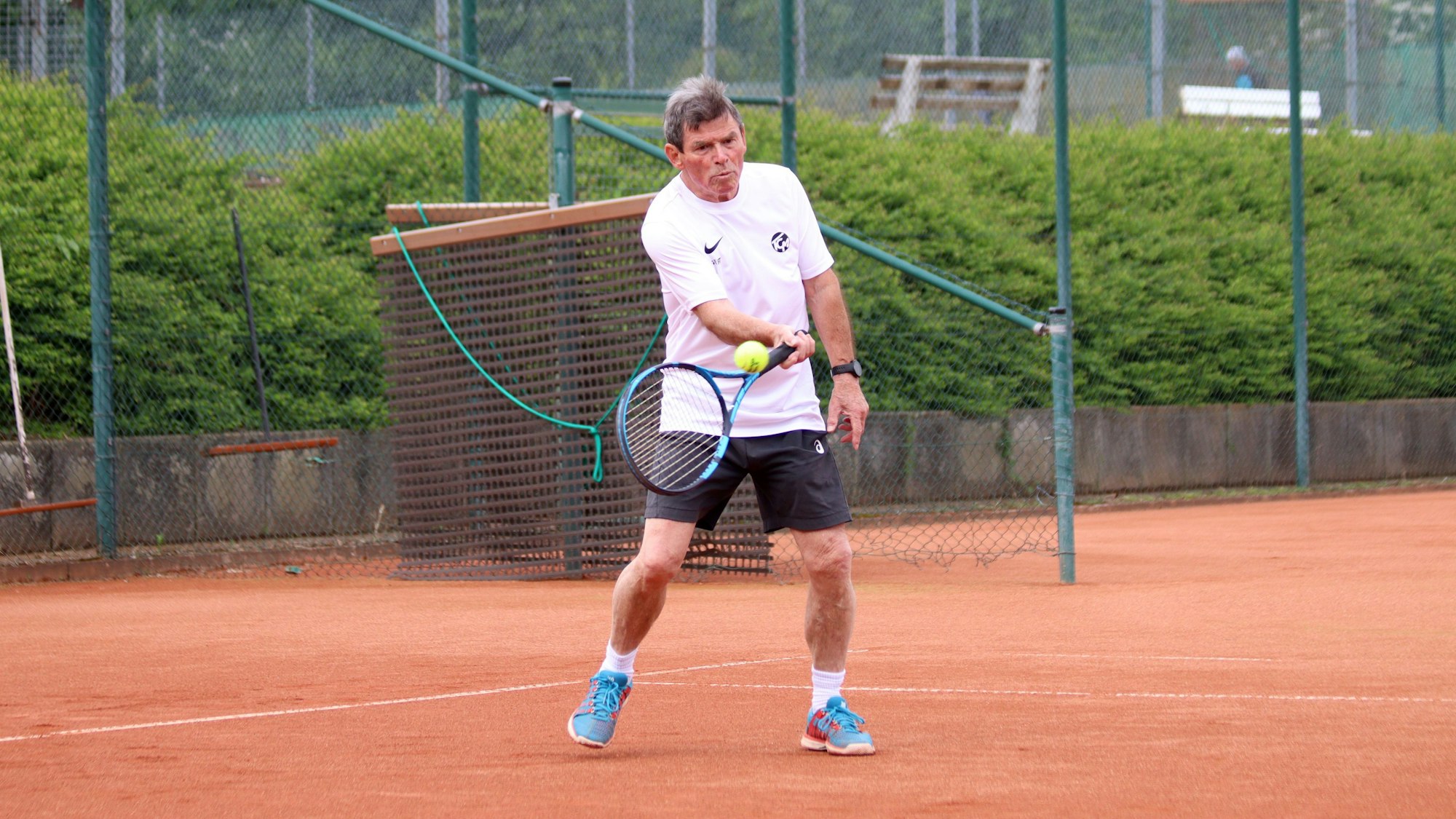 Ein Tennisspieler mit einem Vorhandschlag.