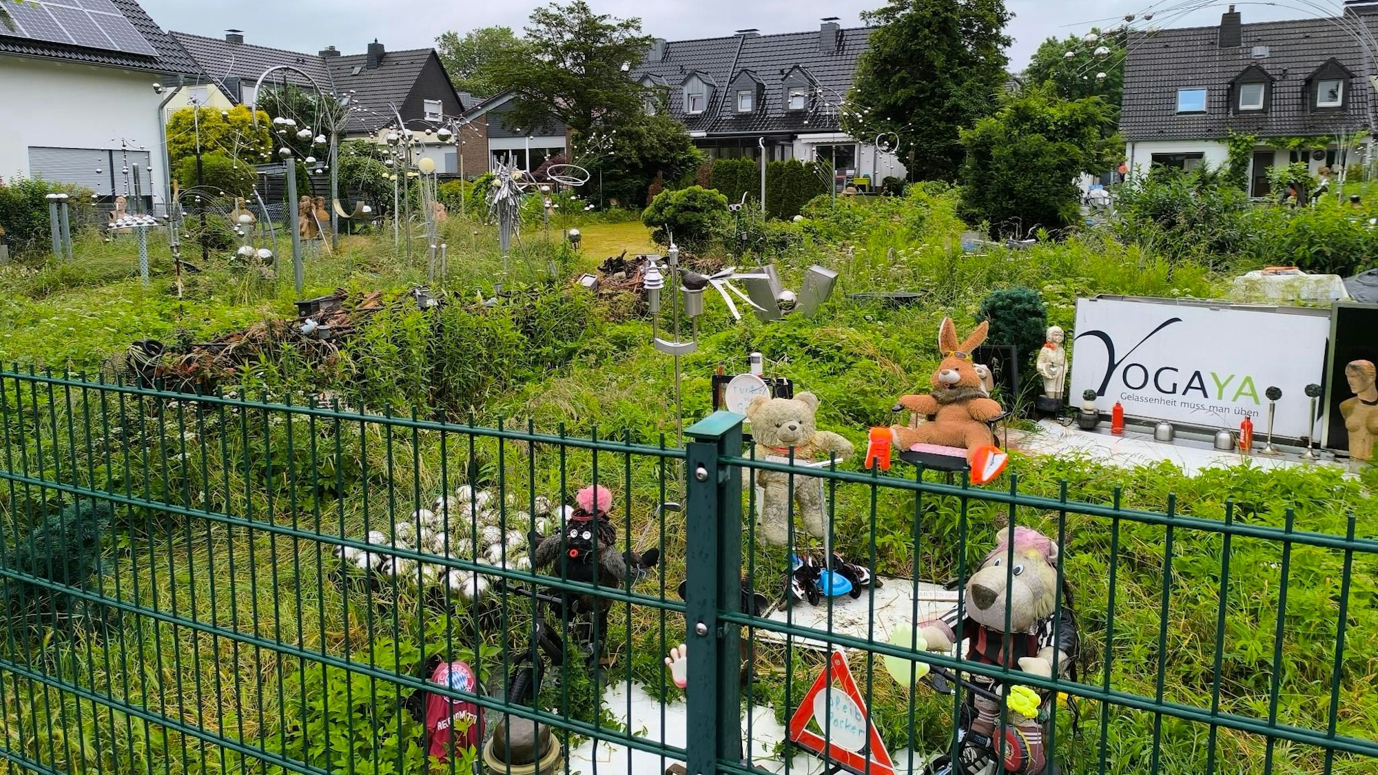 In diesem verwilderten Garten inmitten einer Wohnsiedlung in Leverkusen-Schlebusch sind einige Skulpturen und Figuren zu finden.