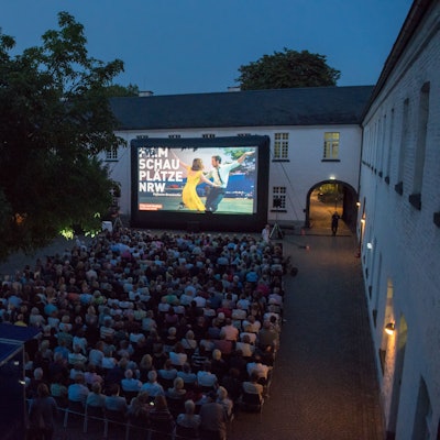 Blick in das Open-Air-Kino im Wirtschaftshof der Abtei Brauweiler.