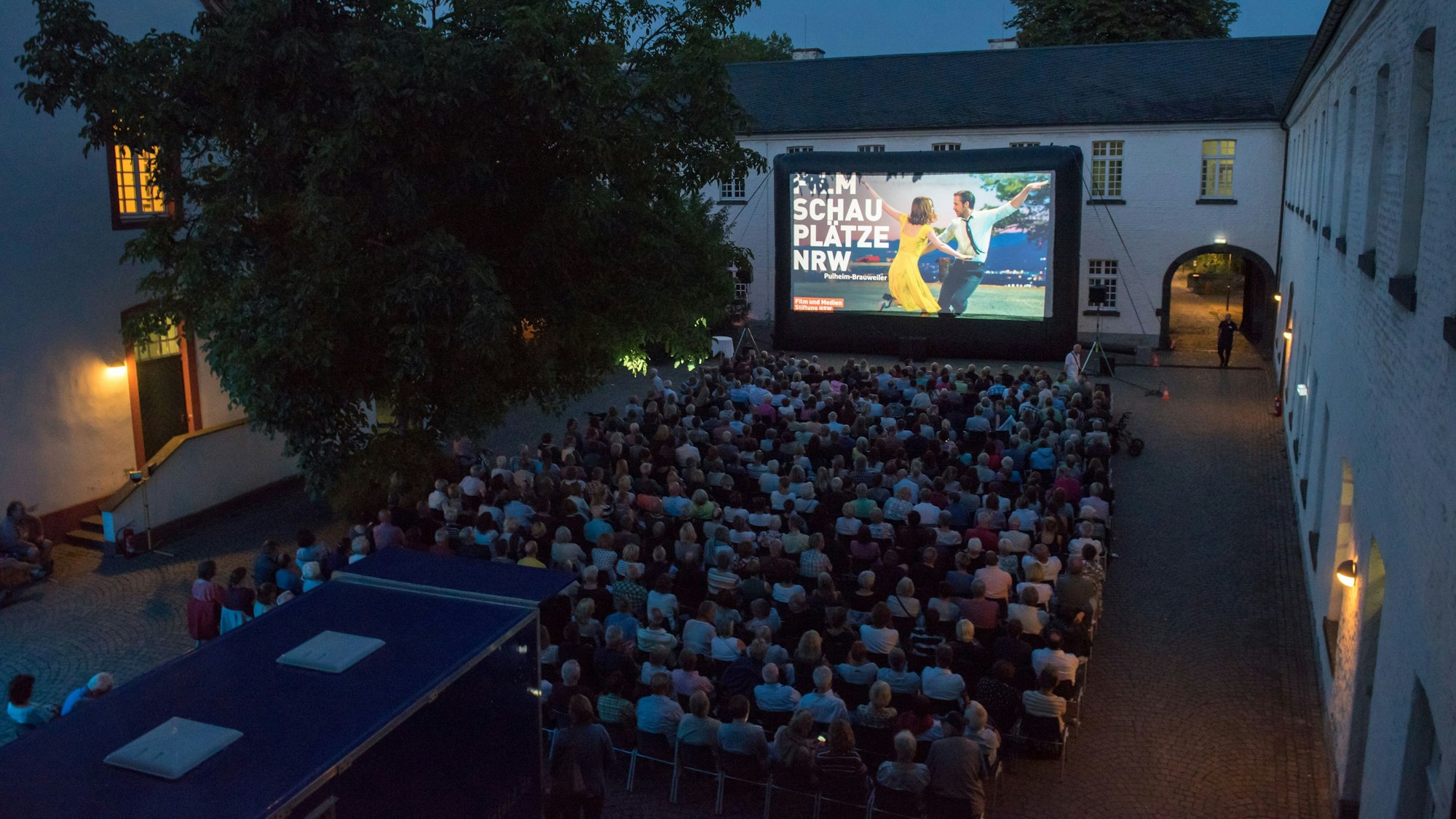 Blick in das Open-Air-Kino im Wirtschaftshof der Abtei Brauweiler.
