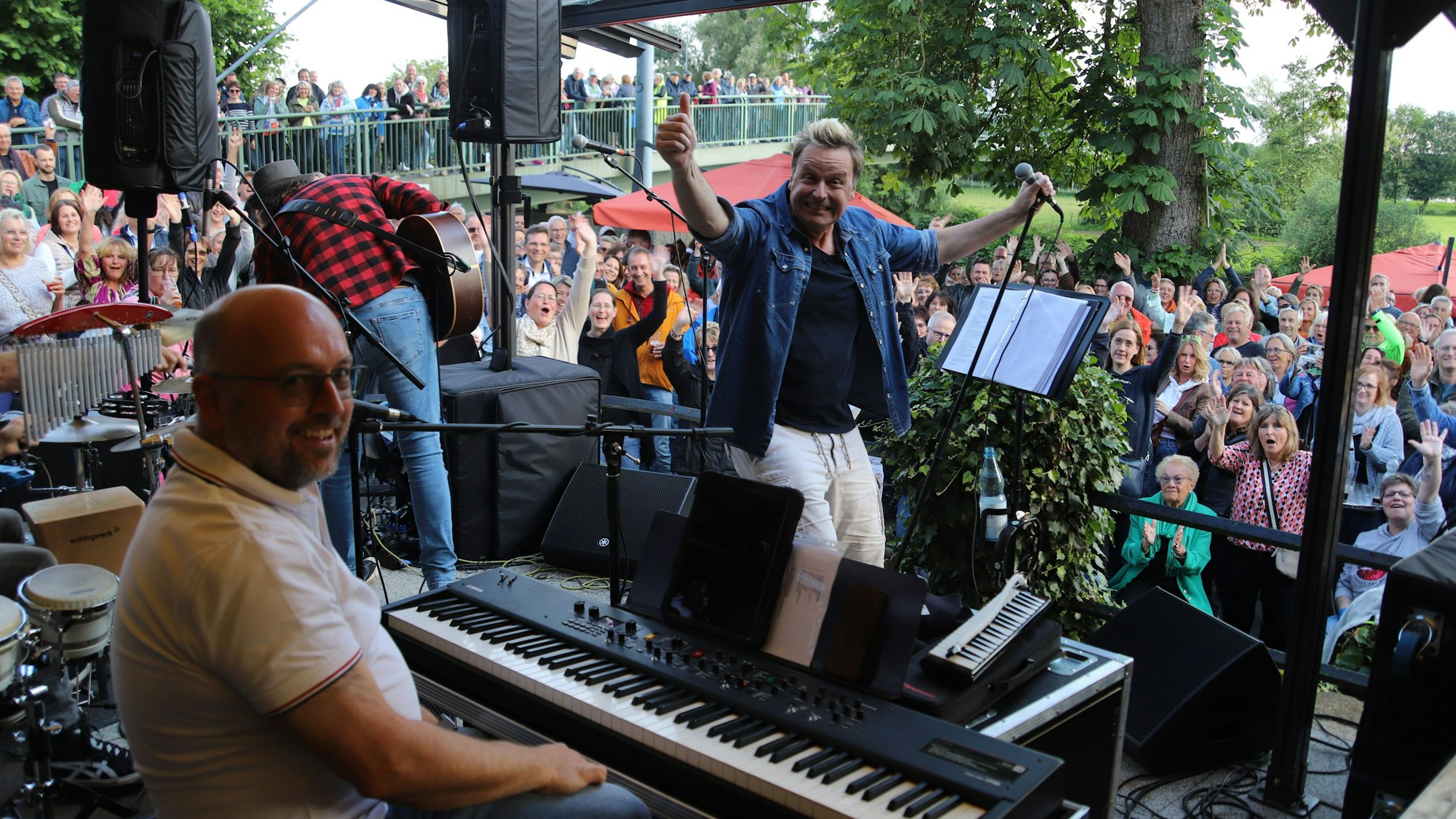 Mirko Bäumer jubelten in die Kamera, neben ihm Pianist Oliver Bollmann, dahinter das vielhundertköpfige Publikum.