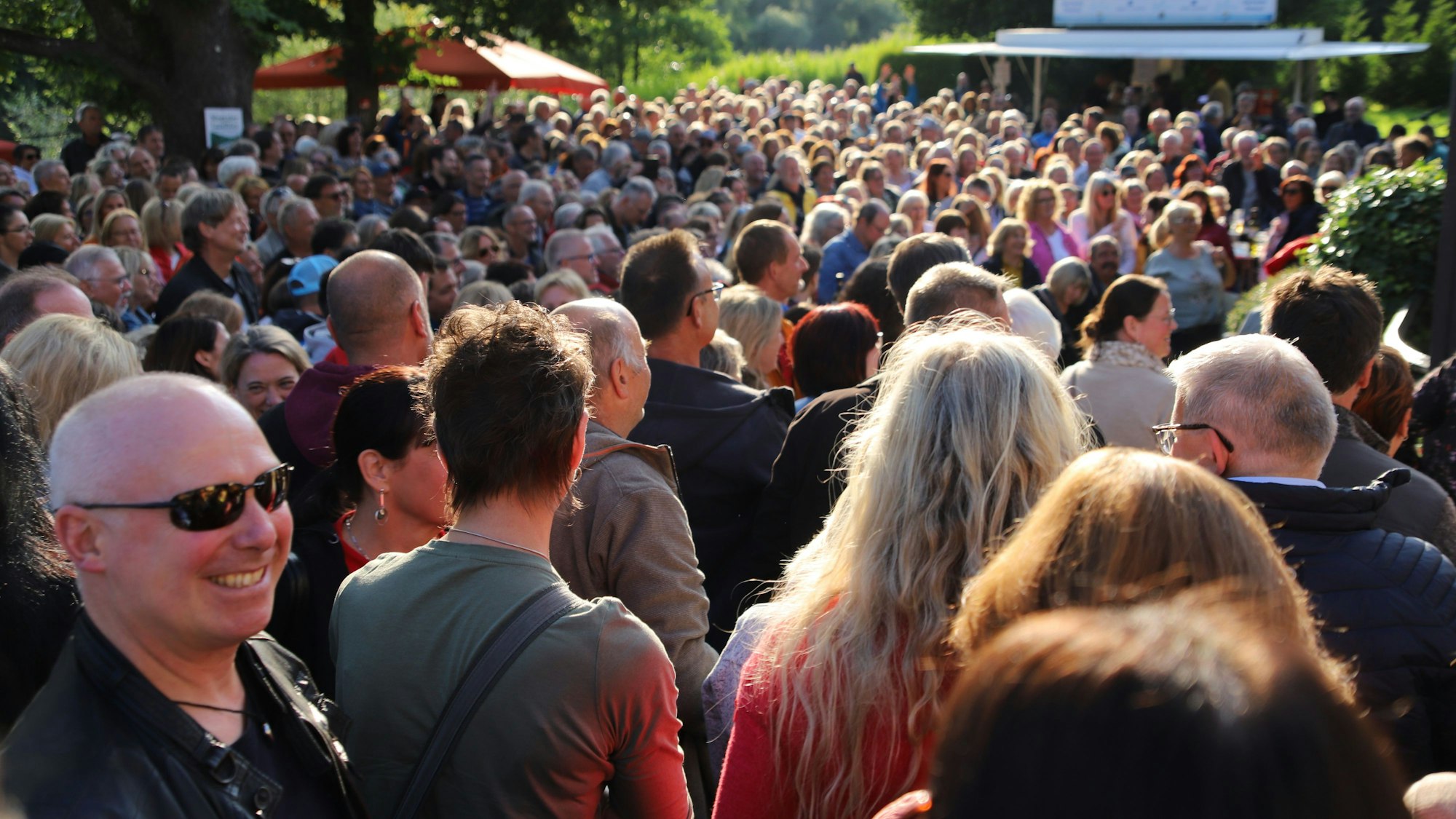 Viele hundert Menschen stehen vor Sieglinde bei einem Konzert.