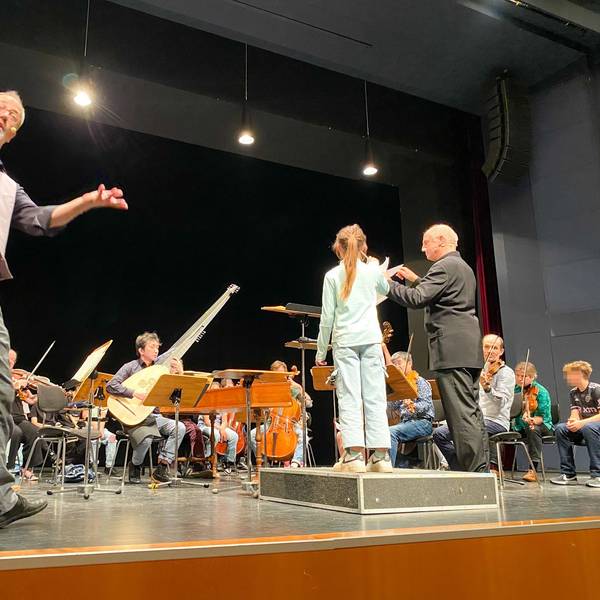 Ulrich Kisters (l.) zeigt vollen Einsatz, während Werner Erhardt (r.) und eine Schülerin das Orchester „L'arte del mondo“ dirigieren.