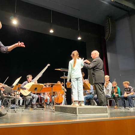 Ulrich Kisters (l.) zeigt vollen Einsatz, während Werner Erhardt (r.) und eine Schülerin das Orchester „L'arte del mondo“ dirigieren.