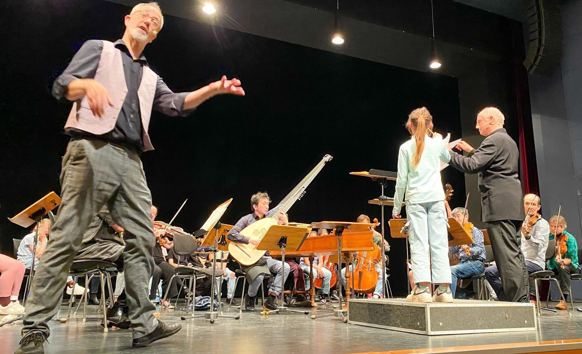 Ulrich Kisters (l.) zeigt vollen Einsatz, während Werner Erhardt (r.) und eine Schülerin das Orchester „L'arte del mondo“ dirigieren.