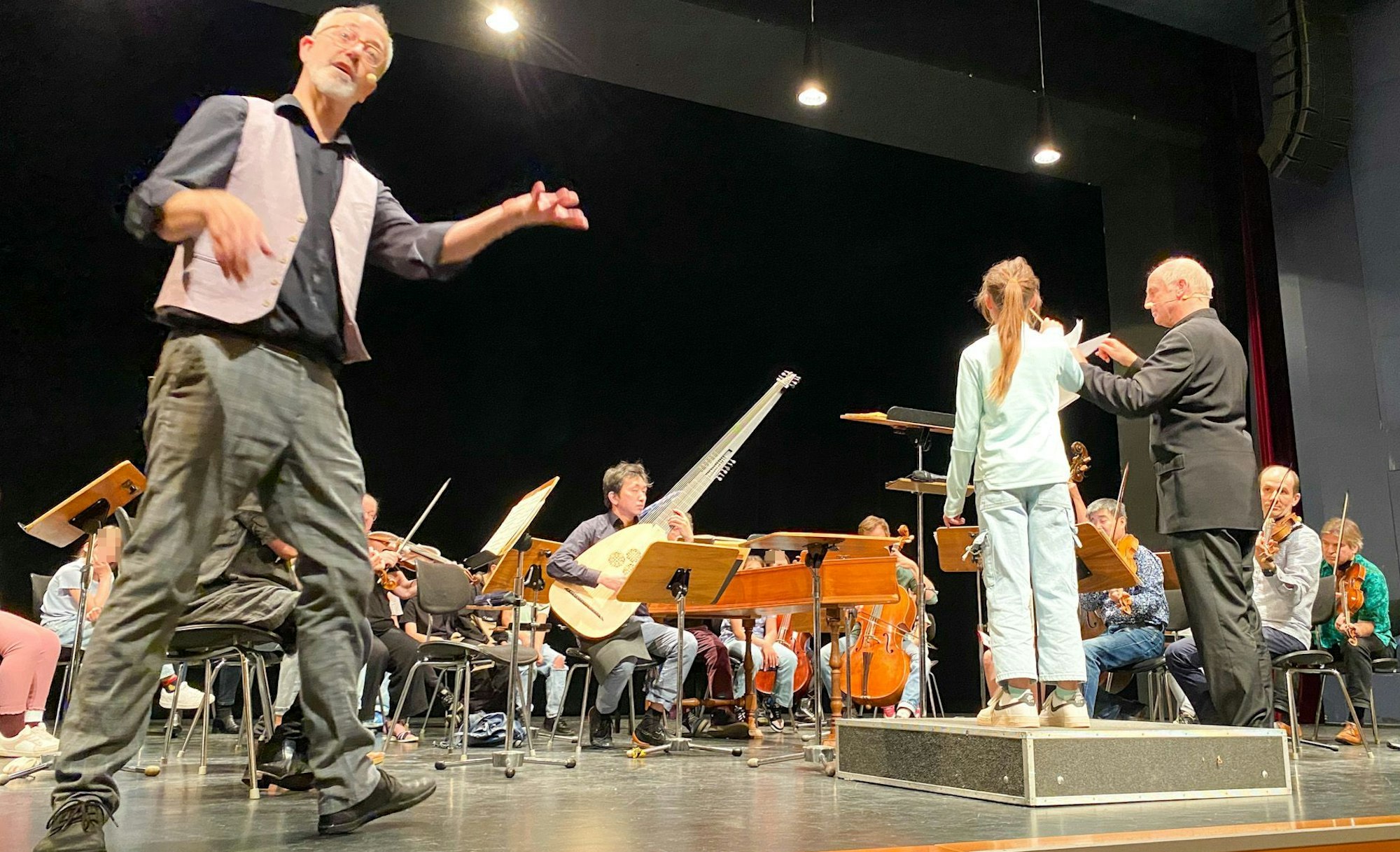 Ulrich Kisters (l.) zeigt vollen Einsatz, während Werner Erhardt (r.) und eine Schülerin das Orchester „L'arte del mondo“ dirigieren.