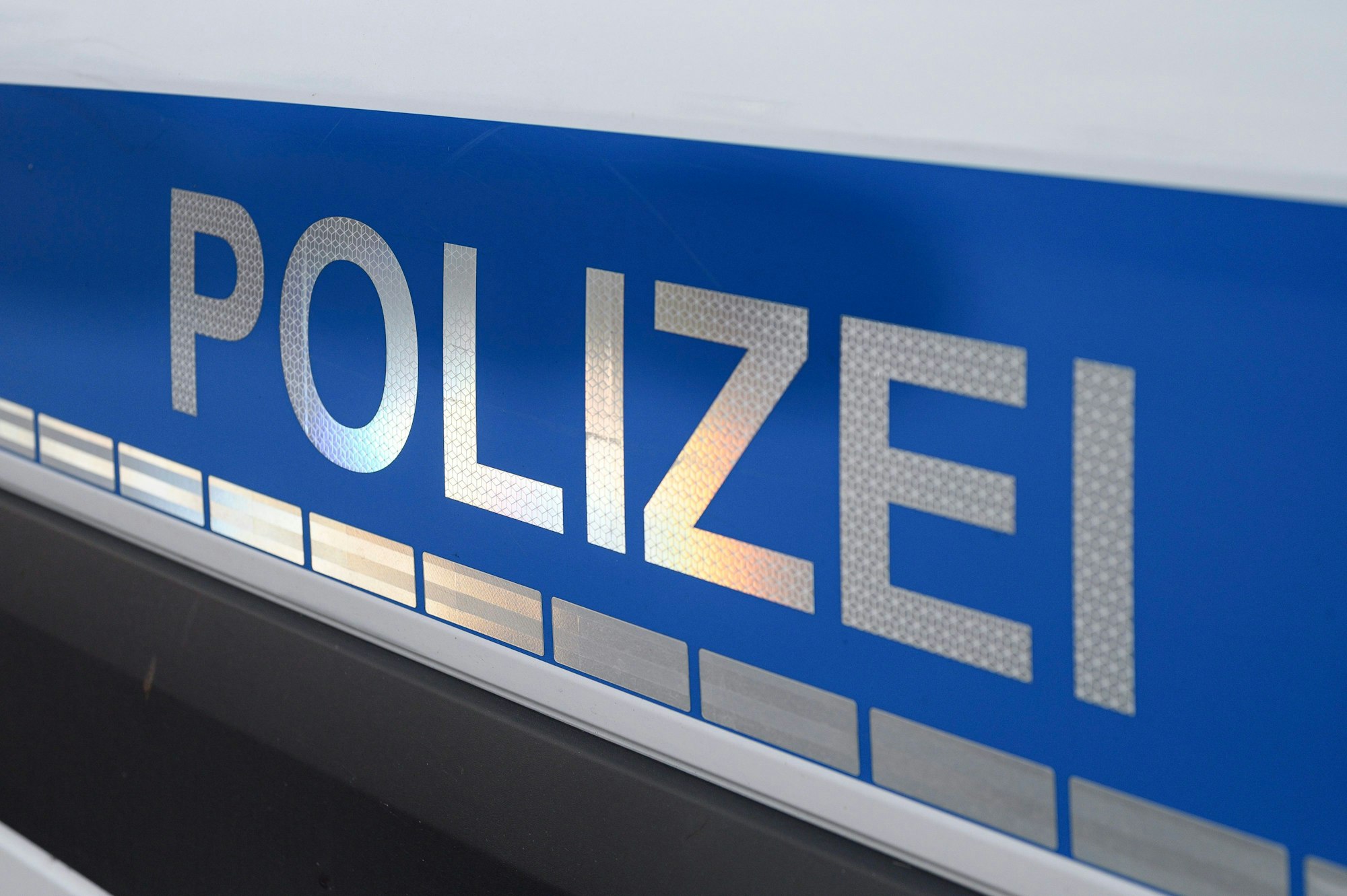 Der Schriftzug „Polizei“ auf einem Einsatzfahrzeug.