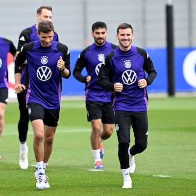 Die deutschen Spieler Oliver Baumann, David Raum, Manuel Neuer (hinten), Thomas Müller (M./vorn), İlkay Gündoğan und Pascal Groß laufen im Training.