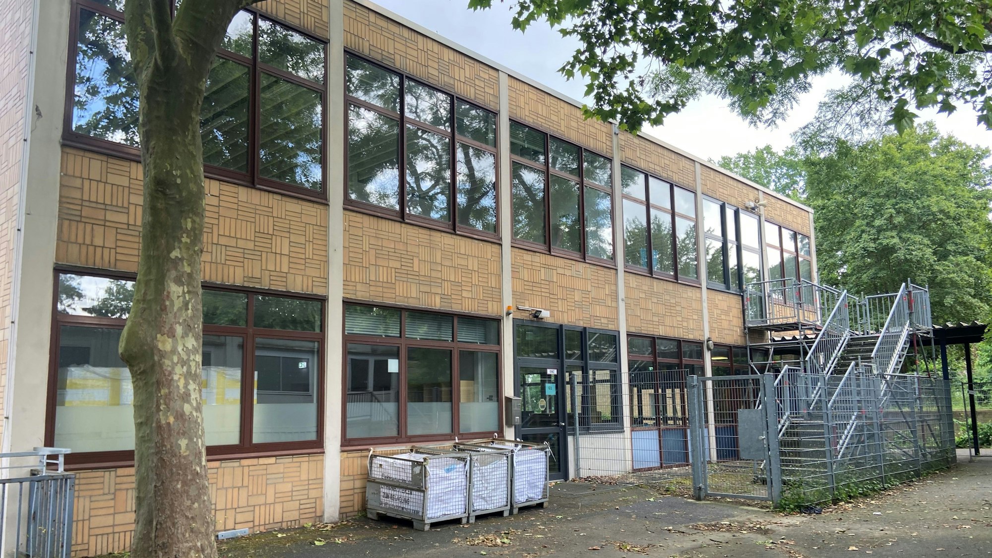 Auf dem Bild ist die ehemalige Anne-Frank-Schule zu sehen.