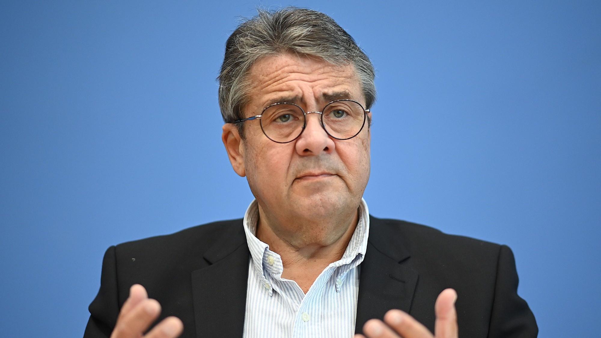 Der ehemalige Außenminister Sigmar Gabriel (SPD) fordert eine härtere Gangart gegen Wladimir Putin. (Archivbild)