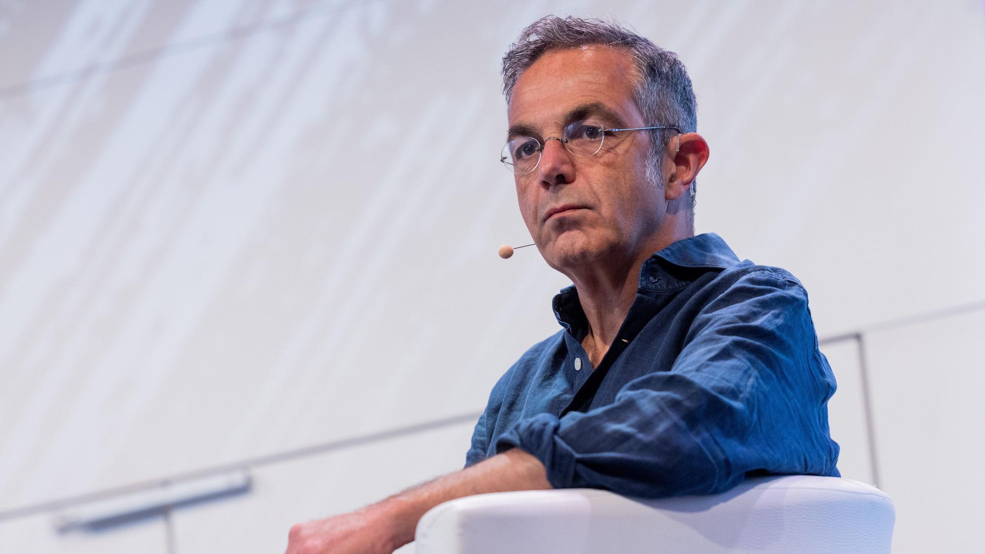 Navid Kermani, Schriftsteller, sitzt bei der Eröffnung des Philosophie-Festivals Phil.Cologne mit dem israelischen Soziologen Sznaider auf der Bühne in der Flora.