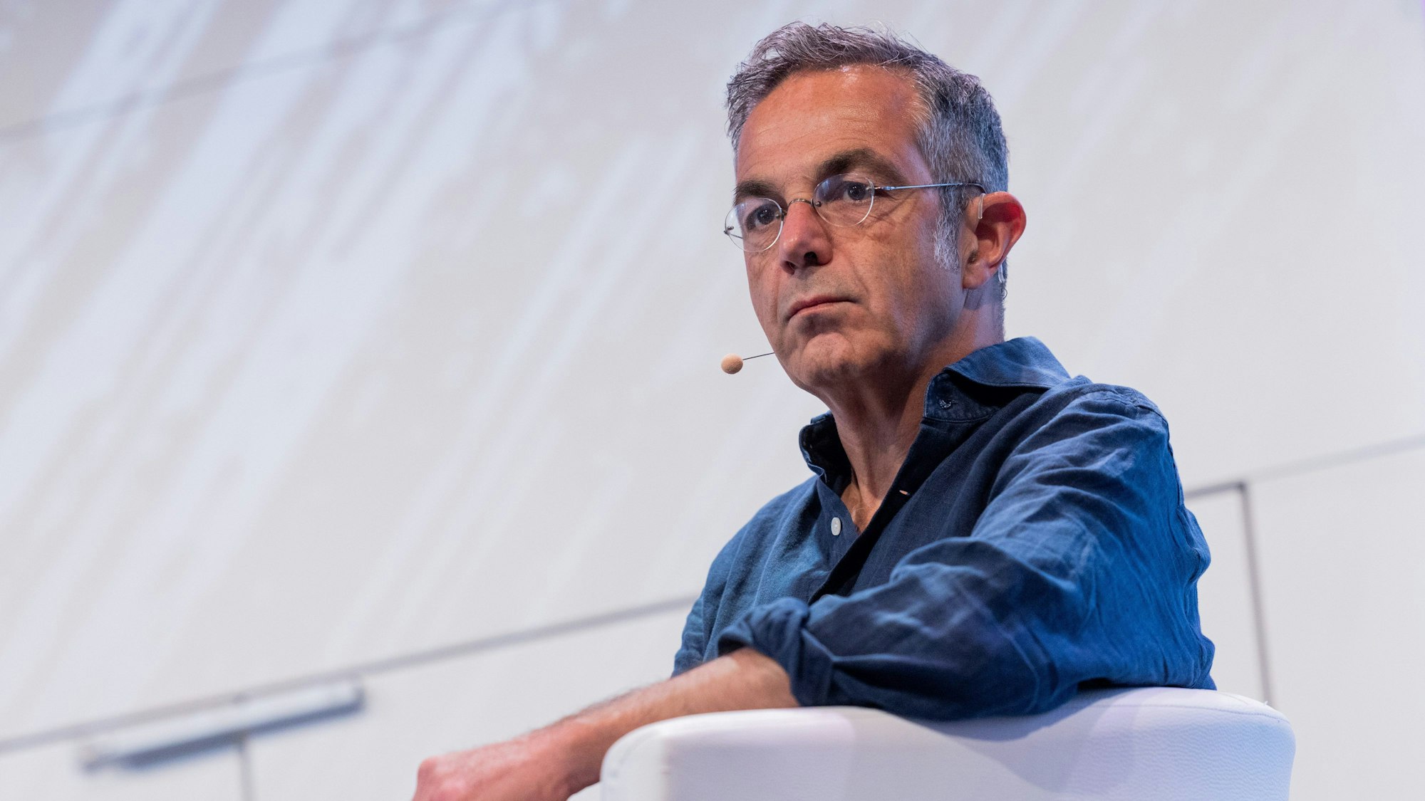 Navid Kermani, Schriftsteller, sitzt bei der Eröffnung des Philosophie-Festivals Phil.Cologne mit dem israelischen Soziologen Sznaider auf der Bühne in der Flora.