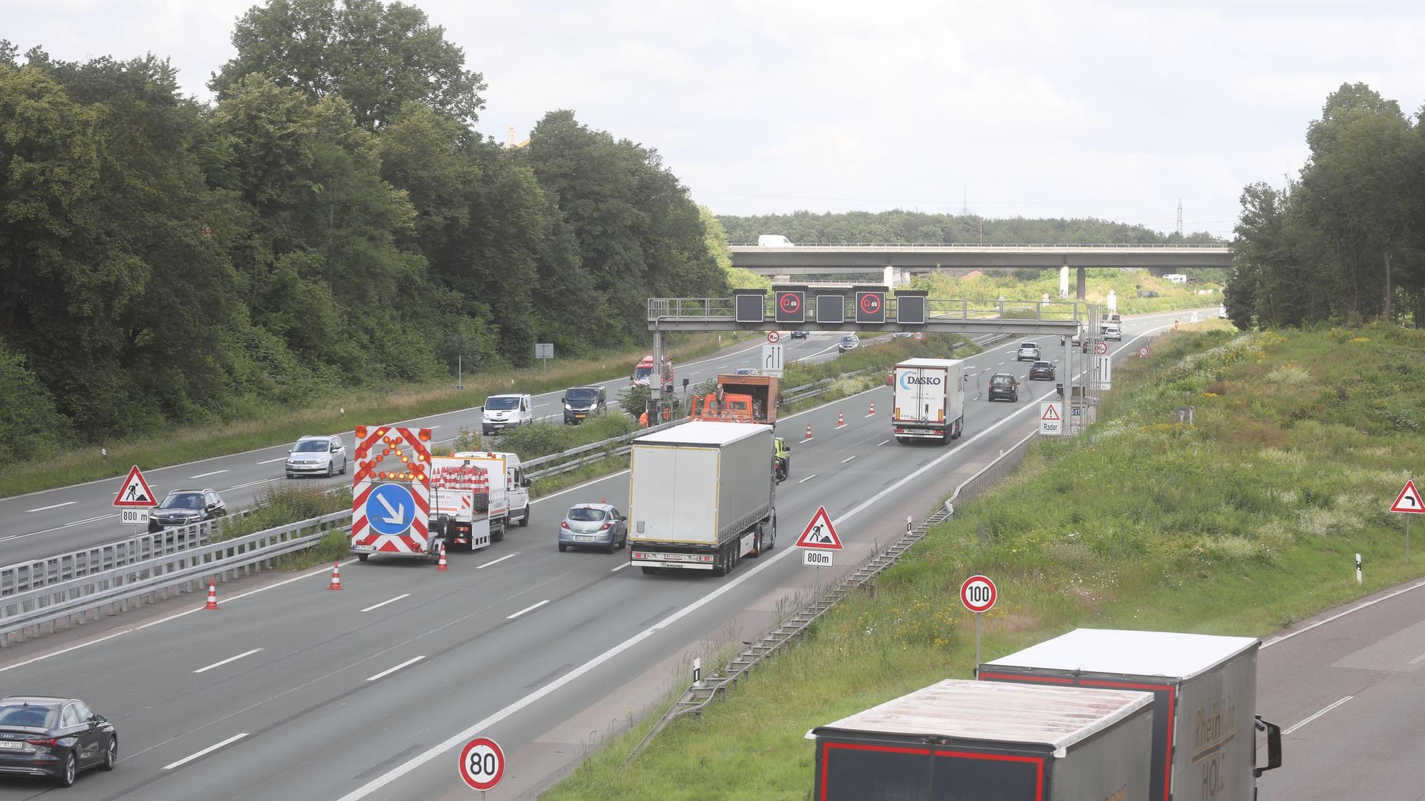 Die Blitzeranlage an der Autobahn A3 im Autobahndreieck Heumar wird abgebaut.