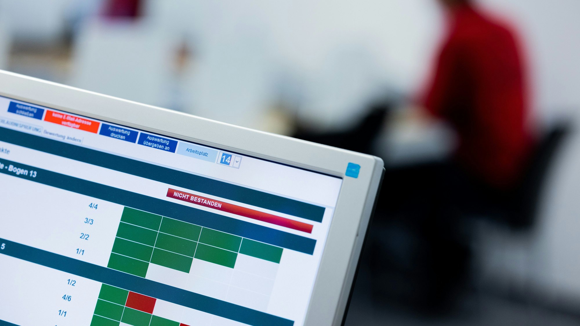 Nordrhein-Westfalen, Brühl: „Nicht bestanden“ steht auf dem Monitor eines Prüfers bei der theoretischen Prüfung für den Führerschein beim TÜV-Rheinland, während im Hintergrund Prüflinge die Aufgaben absolvieren. (Symbolbild)