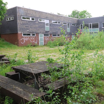 Die Natur hat sich das Gelände der früheren Jugendherberge in Morsbach längst zurückerobert. Jetzt könnte sich eine neue Verwendung für die seit Jahren leerstehenden Gebäude an der Oberen Kirchstraße abzeichnen.