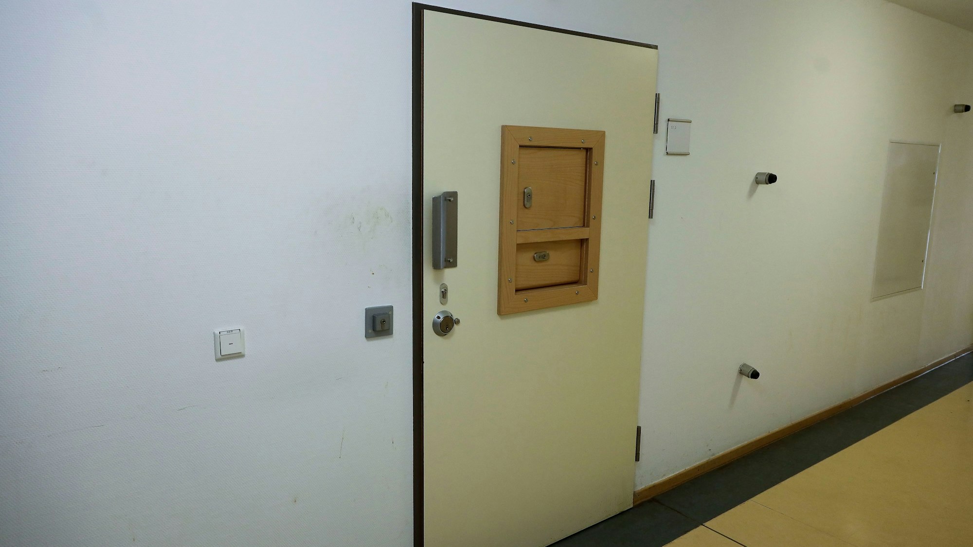 Tür zu einem Patientenzimmer in der Forensik Köln-Porz