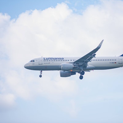 Ein Passagierflugzeug vom Typ Airbus A320-214 der Lufthansa setzt zur Landung an.