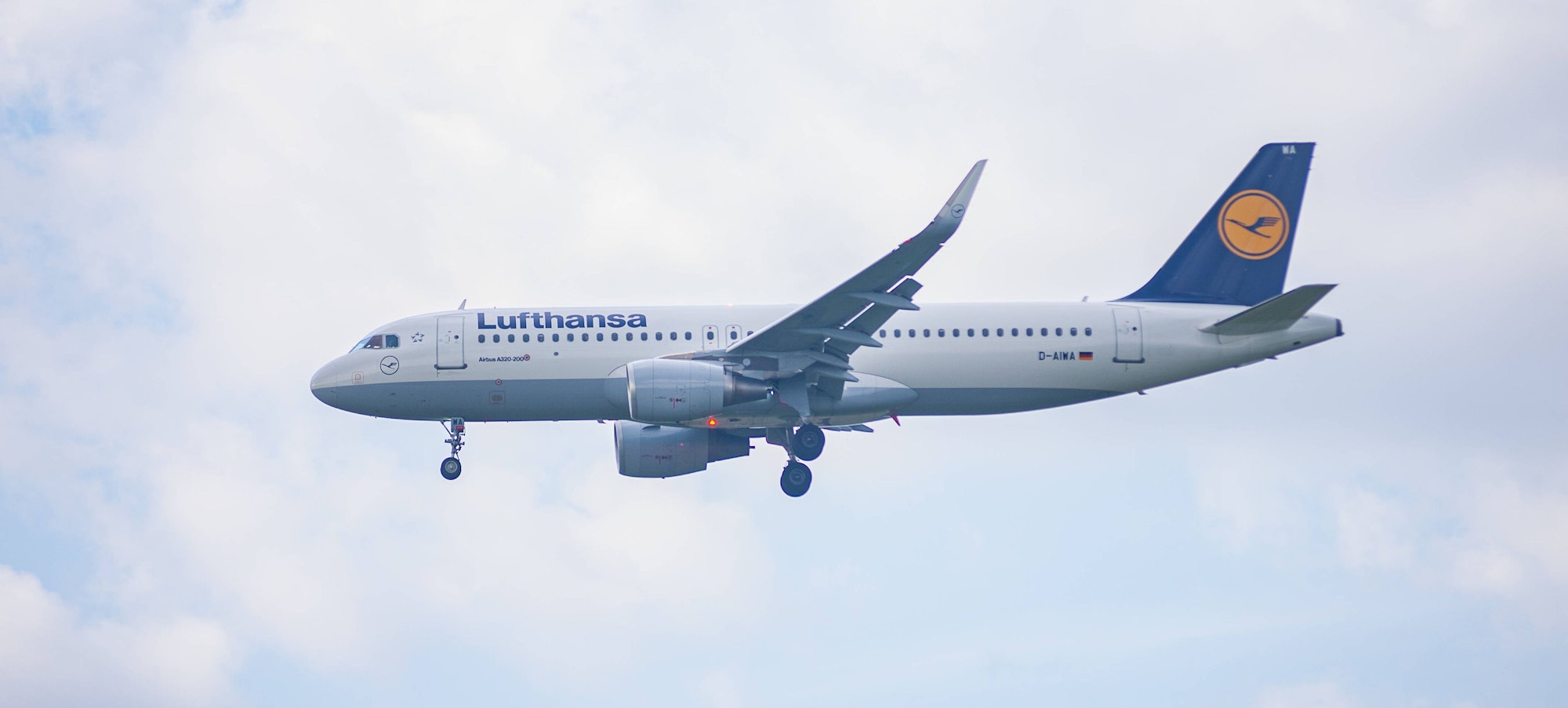 Ein Passagierflugzeug vom Typ Airbus A320-214 der Lufthansa setzt zur Landung an.