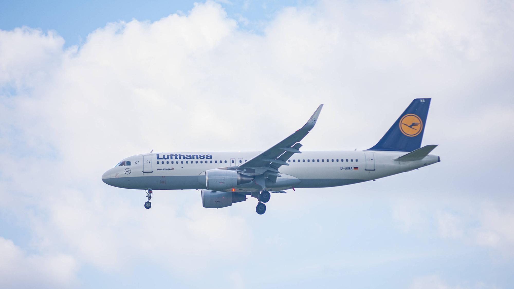 Eine Lufthansa-Maschine vom Typ Airbus A320-214 beim Landeanflug
