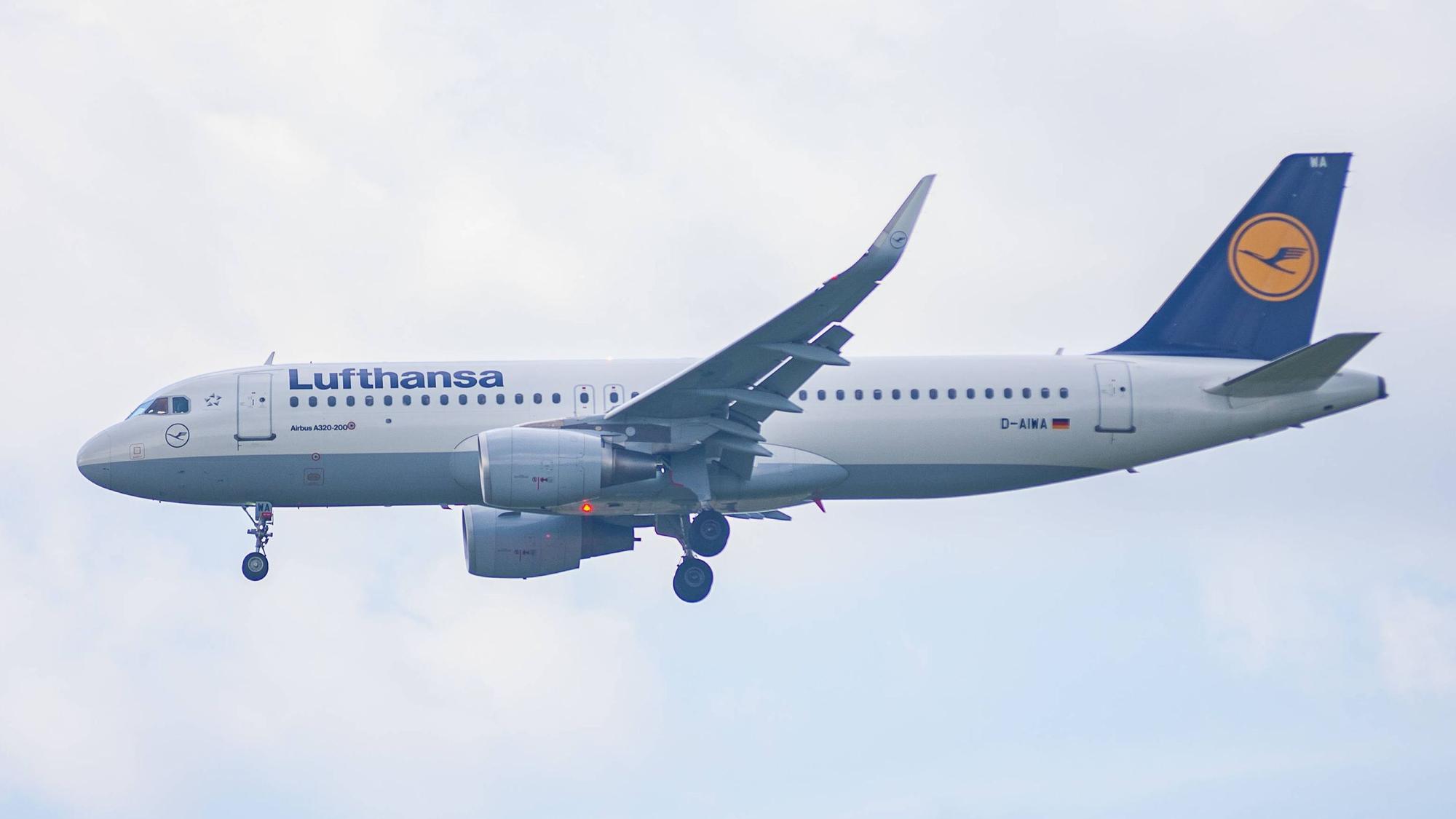 Ein Airbus A321 der Lufthansa im Landeanflug. Die Maschine ist in den markanten Farben weiß, blau und gelb lackiert. (Symbolbild)