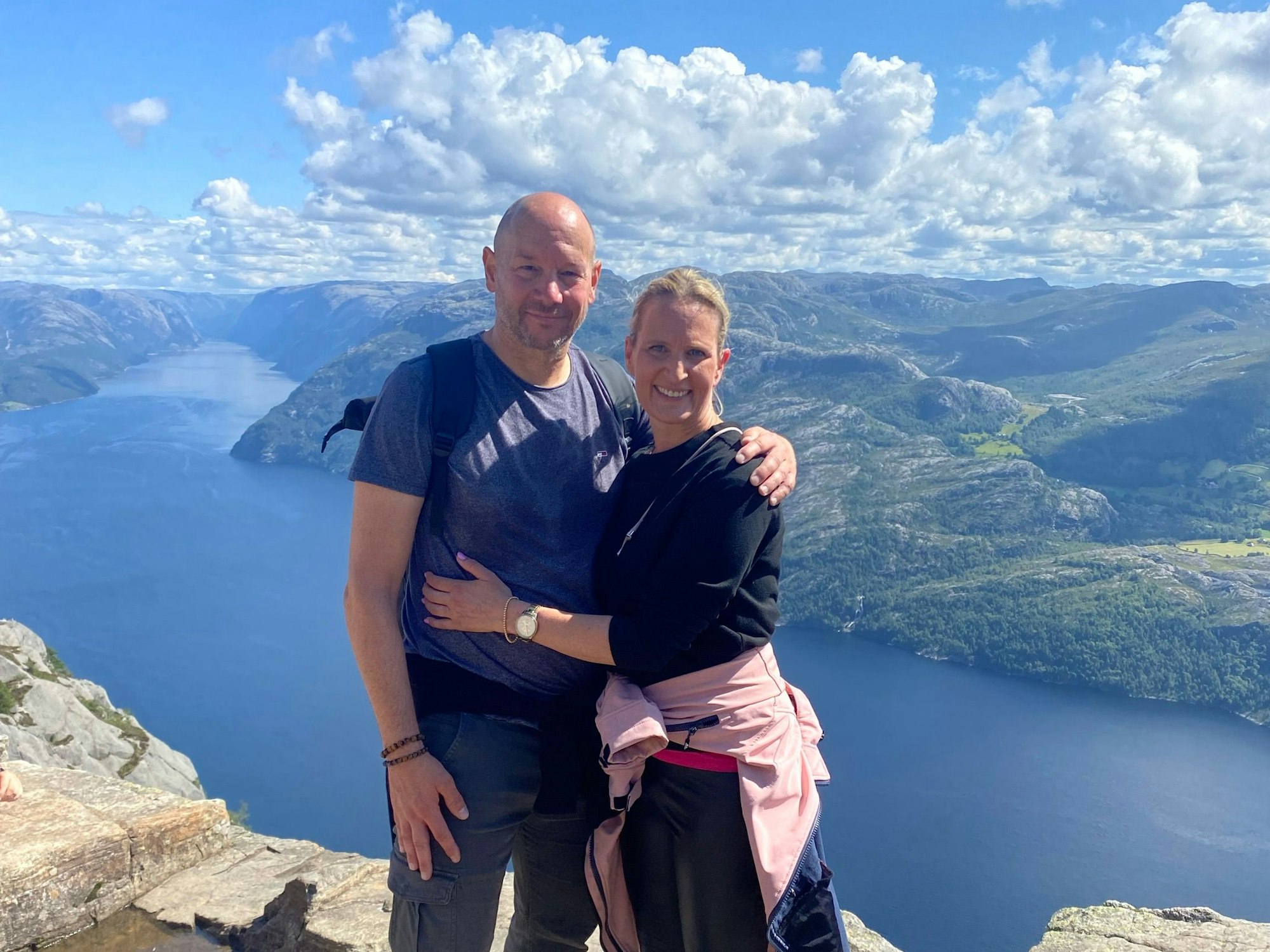 Mike Heßler und seine Frau Katja auf dem Preikestolen, einem 600 Meter hohen Felsen über dem Lysefjord in Norwegen