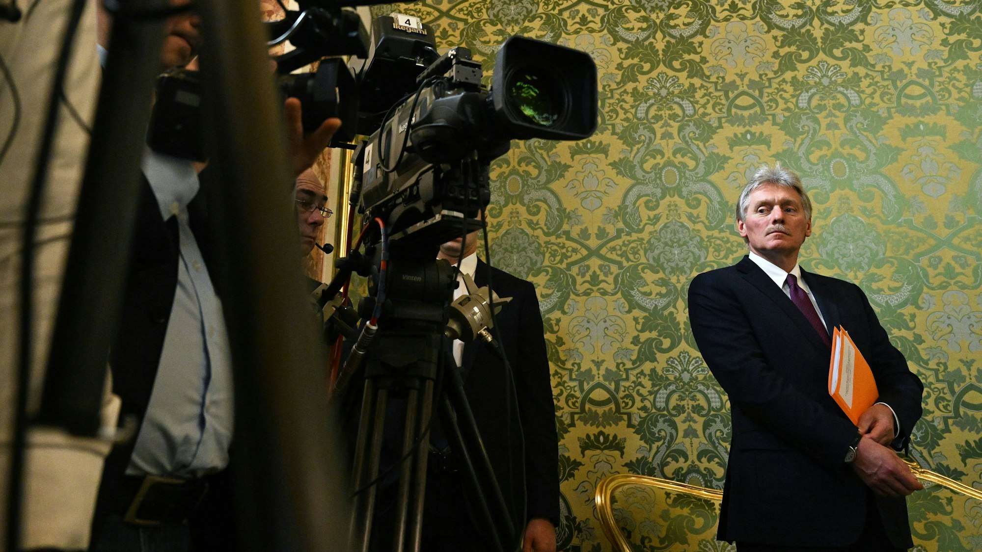 Kremlsprecher Dmitri Peskow sagt, Russland mische sich nicht ein. Gleichzeitig mischte sich der Duma-Vorsitzende Wjatscheslaw Wolodin in die Innenpolitik Deutschland und Frankreichs ein. „Die haben da kein Schamgefühl“, sagt der Historiker Matthäus Wehowski.