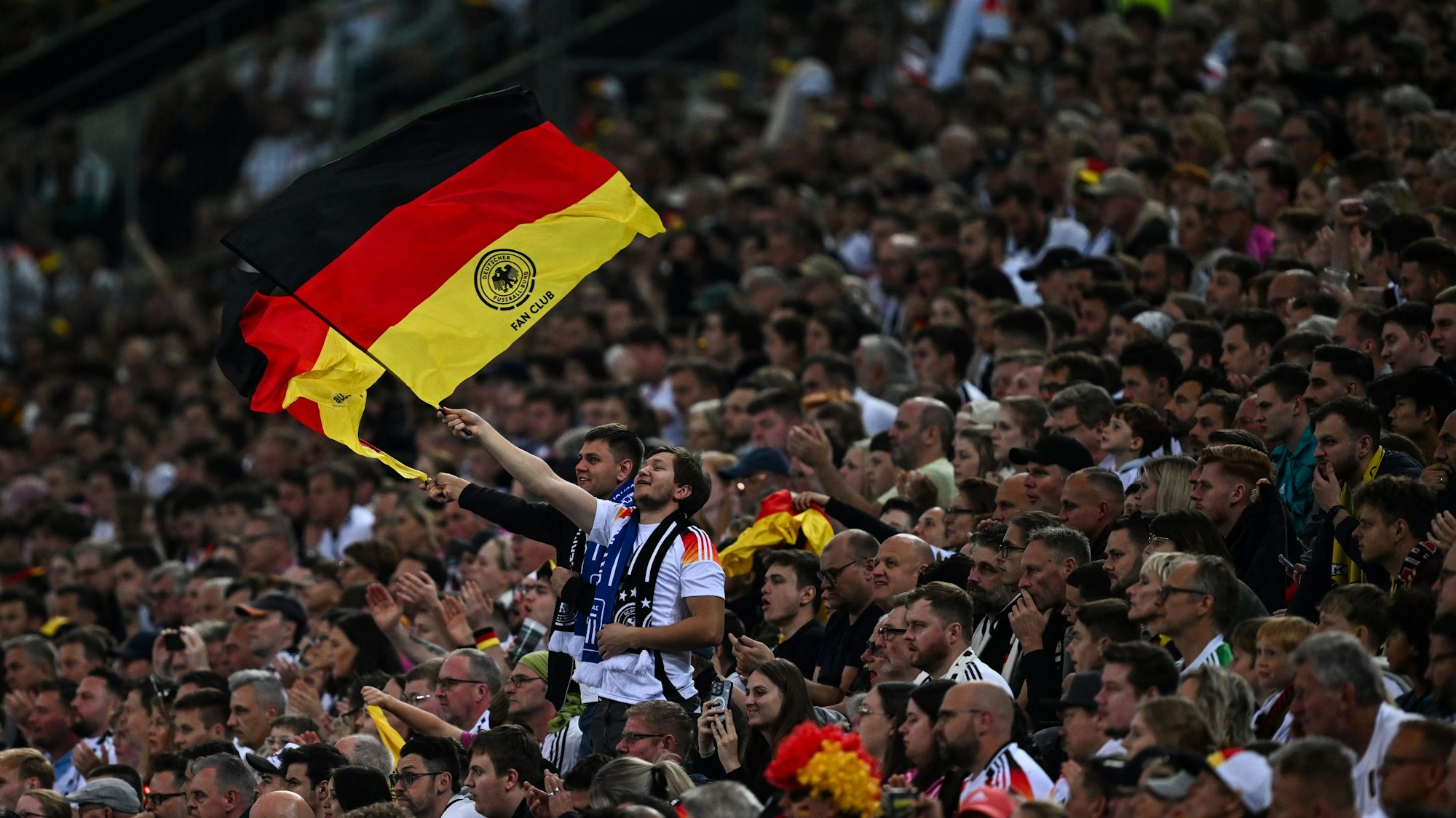 Deutsche Fans feierten die Nationalmannschaft beim Testspiel gegen Griechenland am 7. Juni in Mönchengladbach. (Symbolbild)