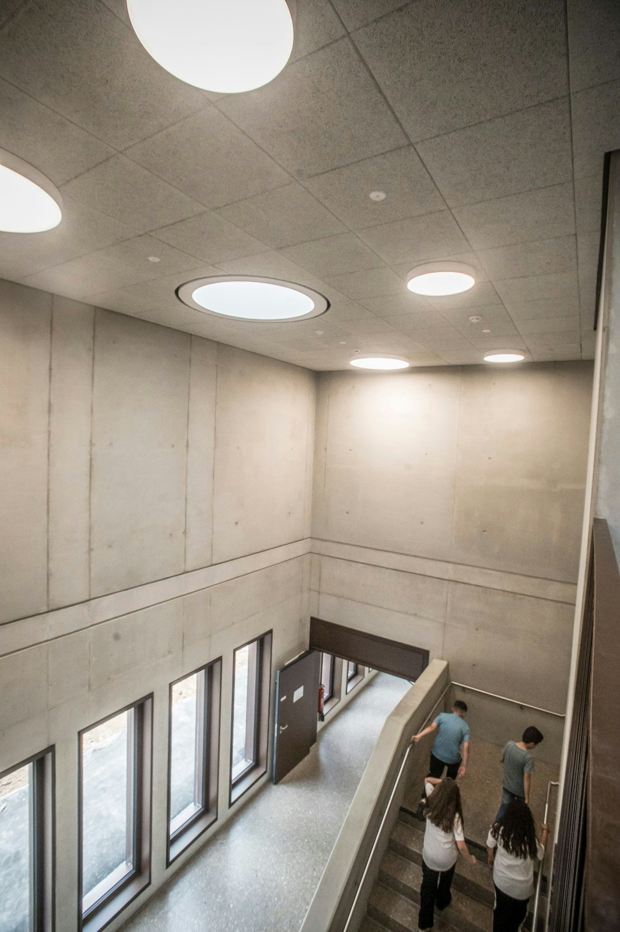 Der kahl-graue Sichtbeton im neuen Treppenhaus der Gemeinschaftsgrundschule (GGS) Dönhoffstraße.