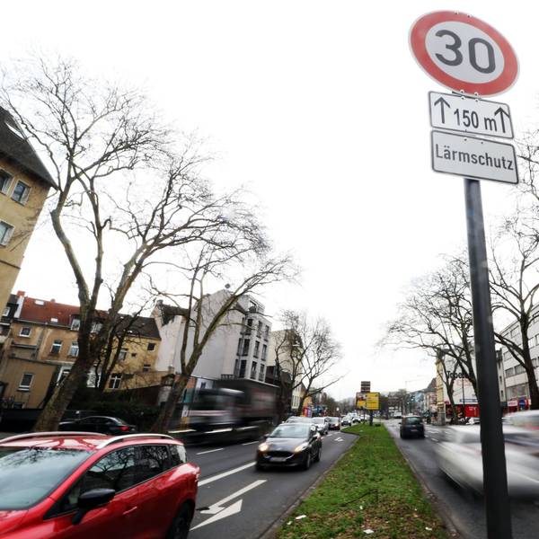 16.02.2024, Köln: DerClevischer Rings in Mülheim ist in Abschnitten wegen des Lärmschutzes auf Tempo 30 für den Verkehr zugelassen. Foto: Arton Krasniqi