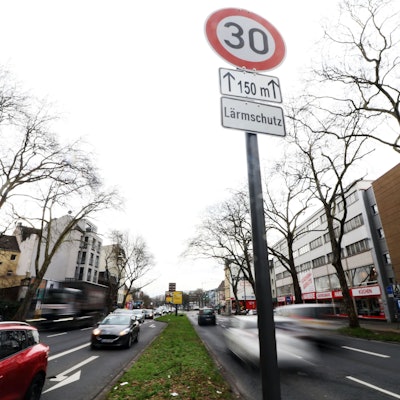16.02.2024, Köln: DerClevischer Rings in Mülheim ist in Abschnitten wegen des Lärmschutzes auf Tempo 30 für den Verkehr zugelassen. Foto: Arton Krasniqi