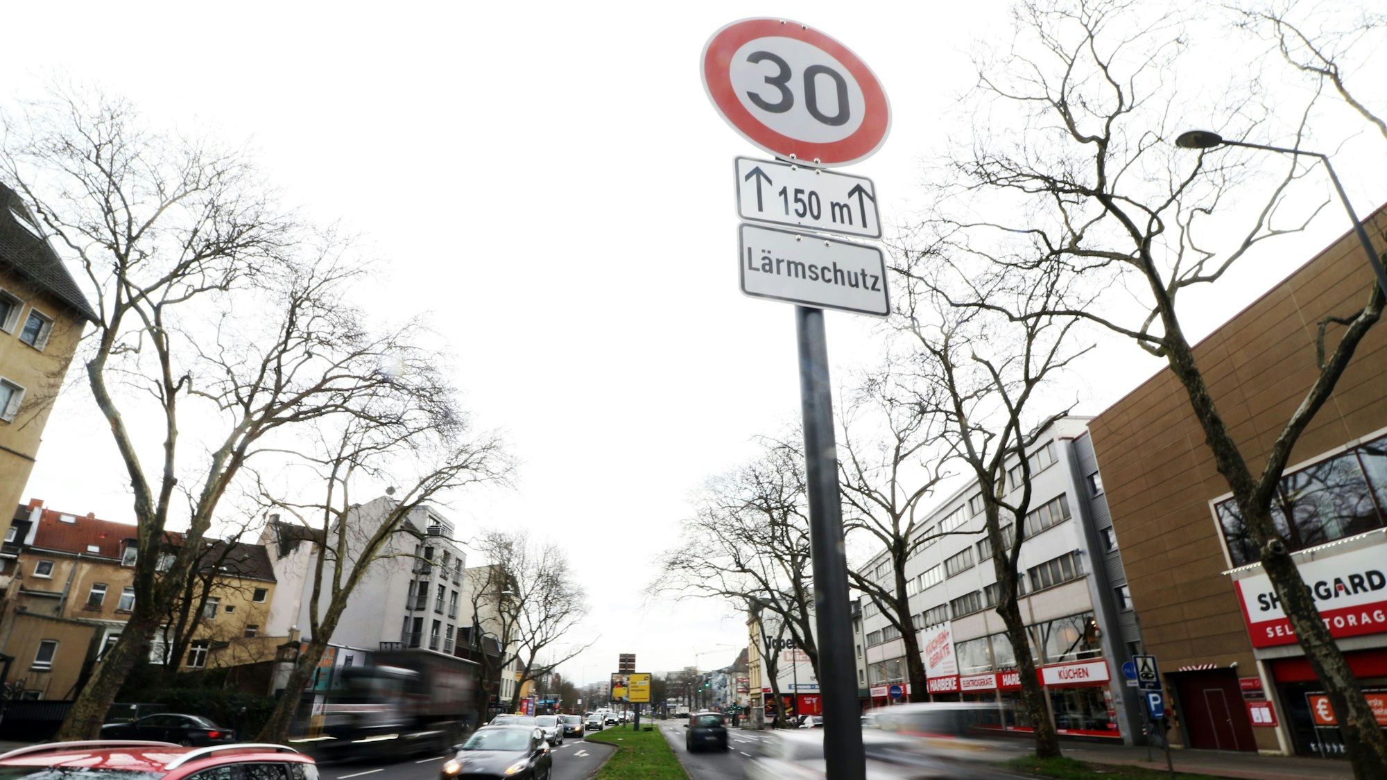 16.02.2024, Köln: DerClevischer Rings in Mülheim ist in Abschnitten wegen des Lärmschutzes auf Tempo 30 für den Verkehr zugelassen. Foto: Arton Krasniqi