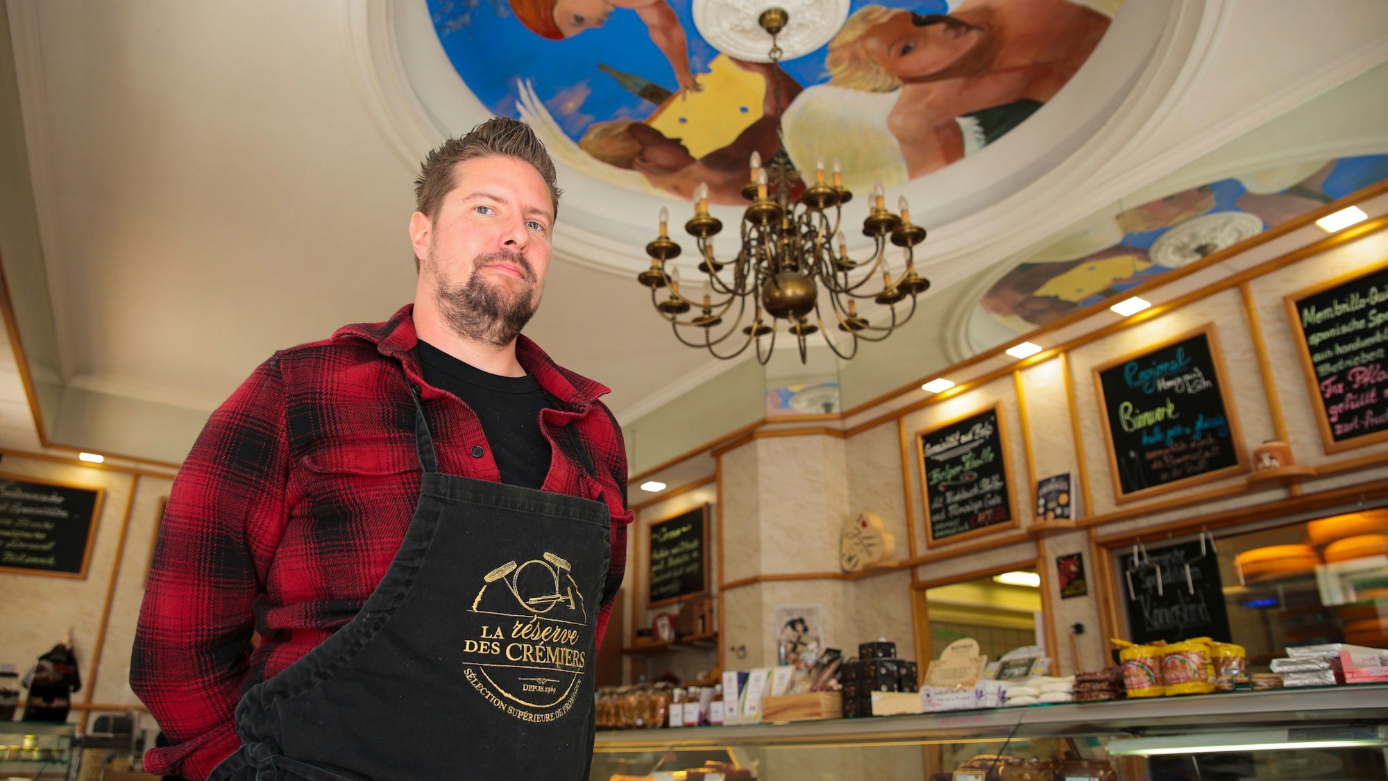 Jeremie Legrand im Geschäft mit einer Deckenmalerei