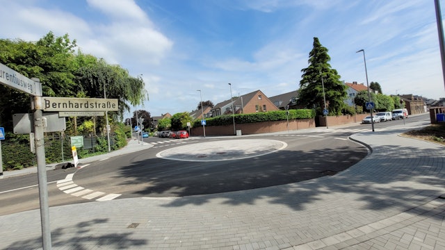 Der neue Kreisel an der Bernhardstraße in Brauweiler.