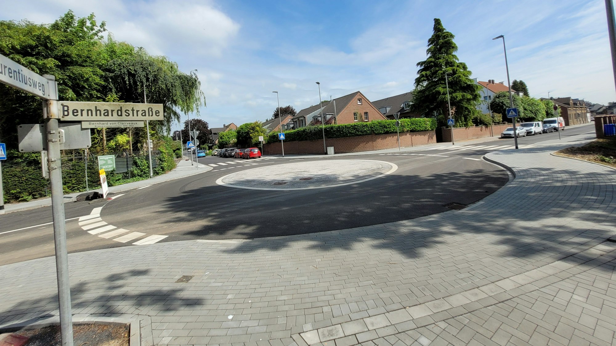 Der neue Kreisel an der Bernhardstraße in Brauweiler.