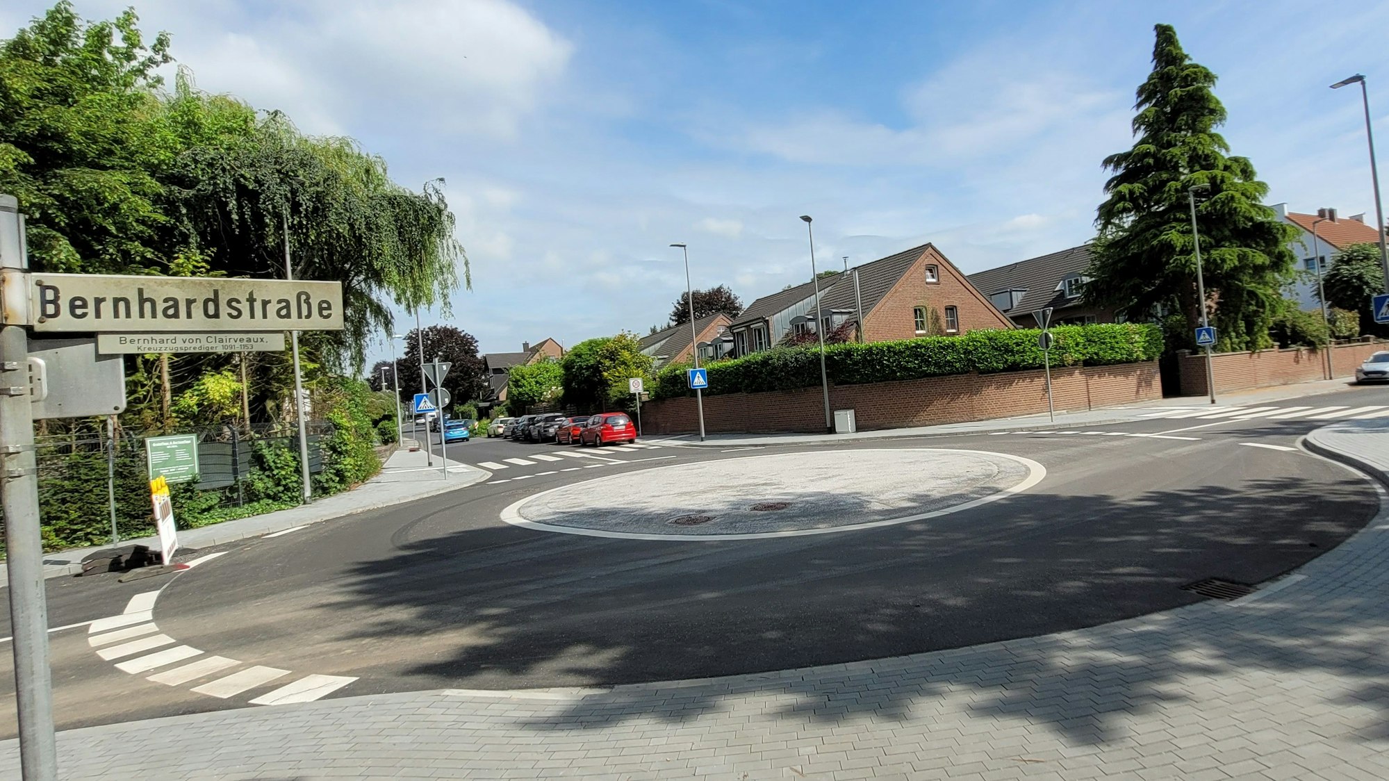 Das Bild zeigt den Kreisverkehr an der Bernhardstraße