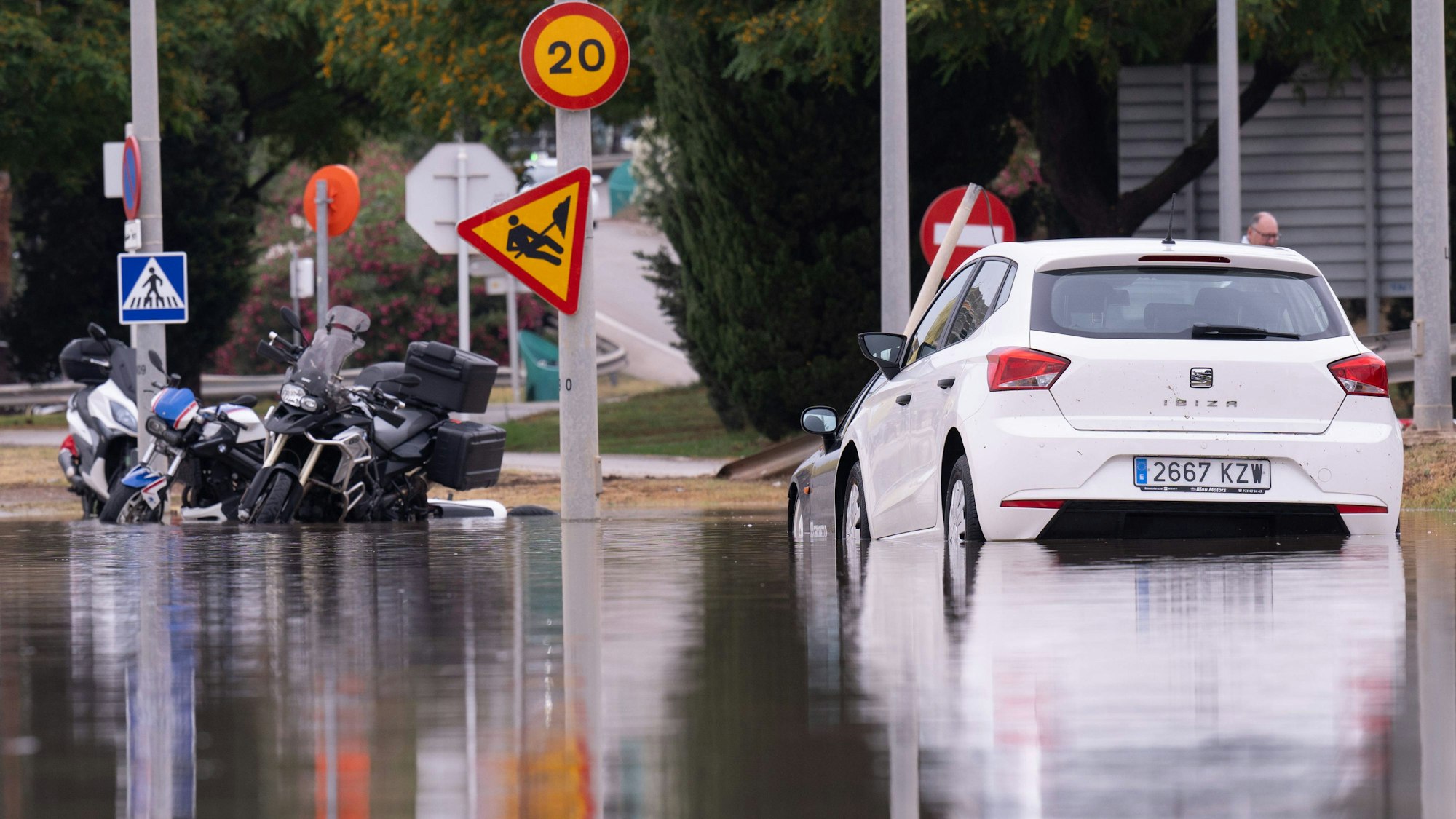 Nach schweren Unwettern sind Teile Mallorcas überschwemmt. In nur drei Stunden fielen in der Insel-Hauptstadt Palma de Mallorca mehr als 70 Liter Regen – am Flughafen herrschte Chaos.