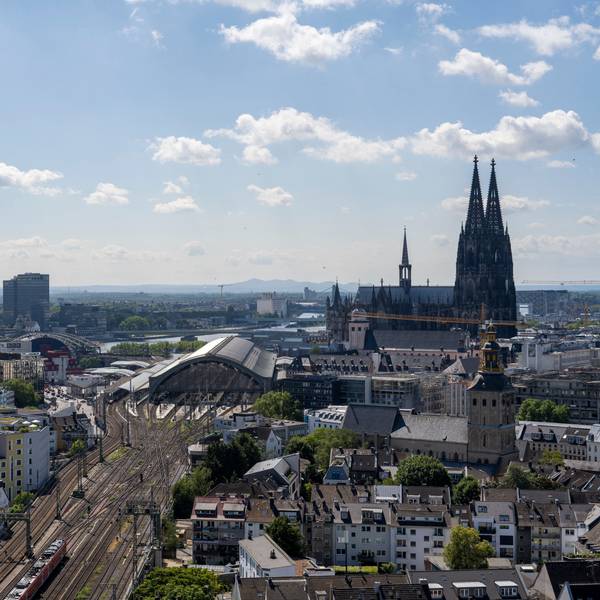 Blick auf den Kölner Hauptbahnhof und den Dom