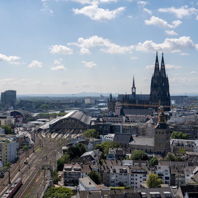 Blick auf den Kölner Hauptbahnhof und den Dom